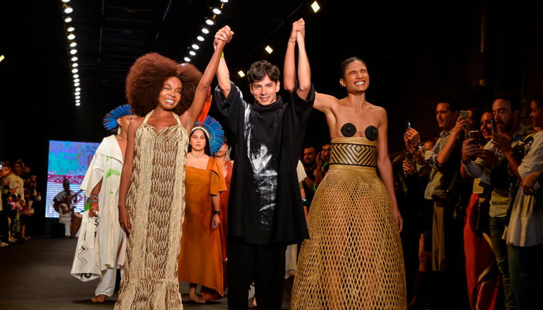 Desfile de estilista indígena marca o pré-lançamento do 16º Salão do Artesanato Moda