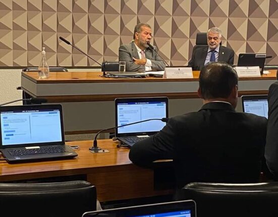 Carlos Lupi anuncia realização de concurso Colunismo Social