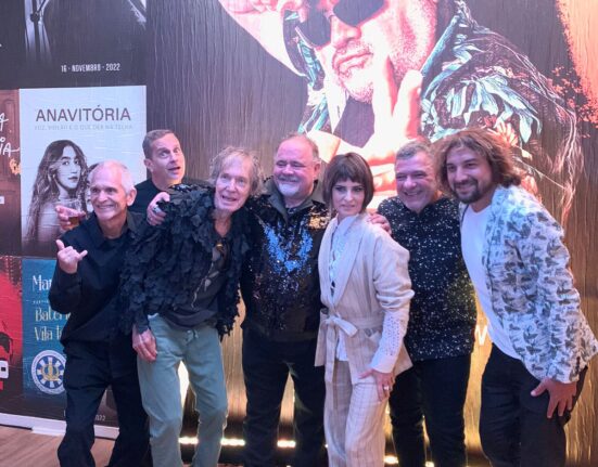 Leo Jaime inicia as comemorações de 40 anos de carreira com amigos em um Qualistage lotado Eventos