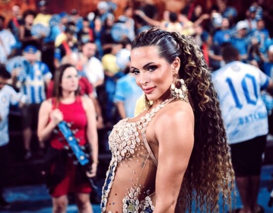 Rainha de Bateria Carla Prata esbanja simpatia e muito samba no pé em noite chuvosa na capital paulista cinema