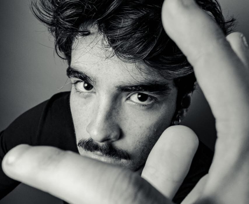 Ator José Victor Pires fala sobre seu personagem em série do Globoplay Celebridades