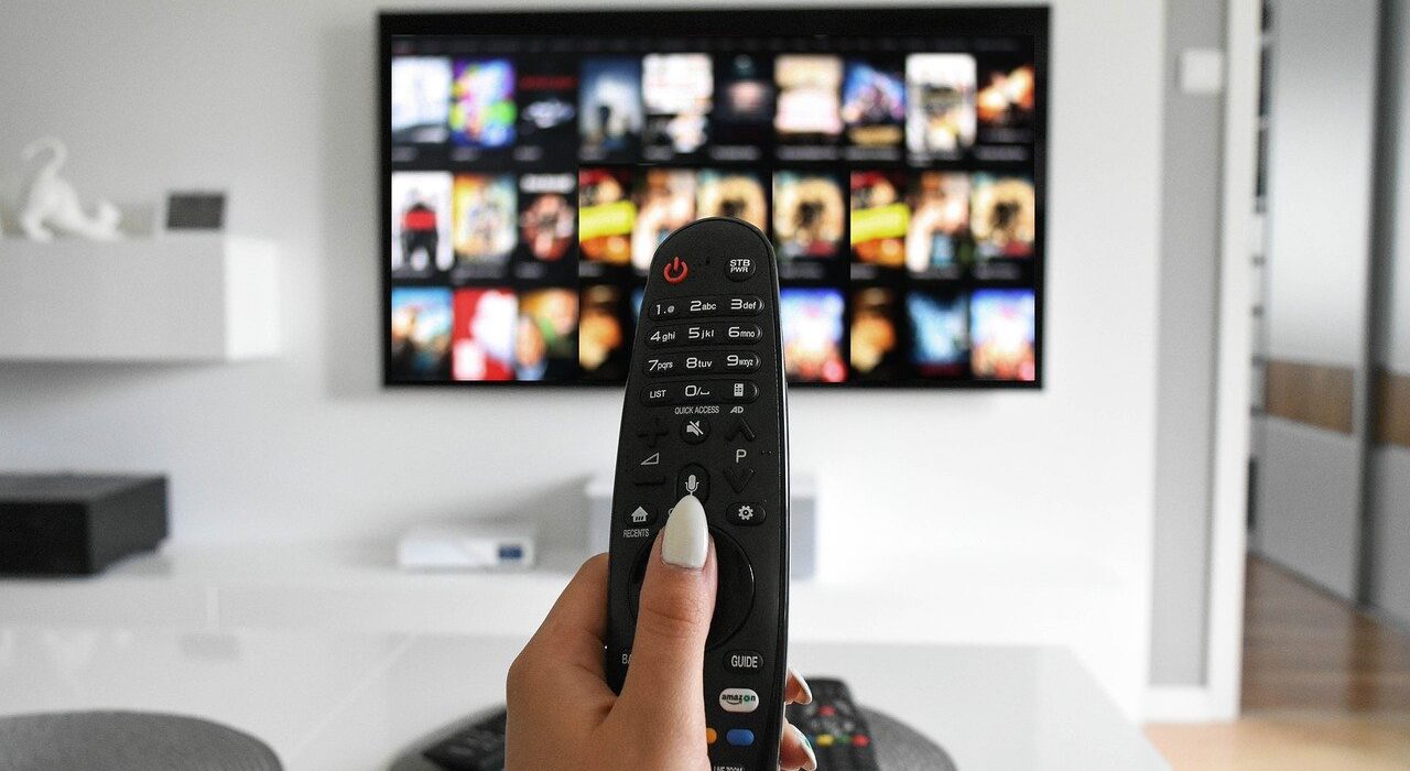 Potencializando streaming, cresce demanda por canais FAST: programação 24h por dia suportada por anúncios cinema