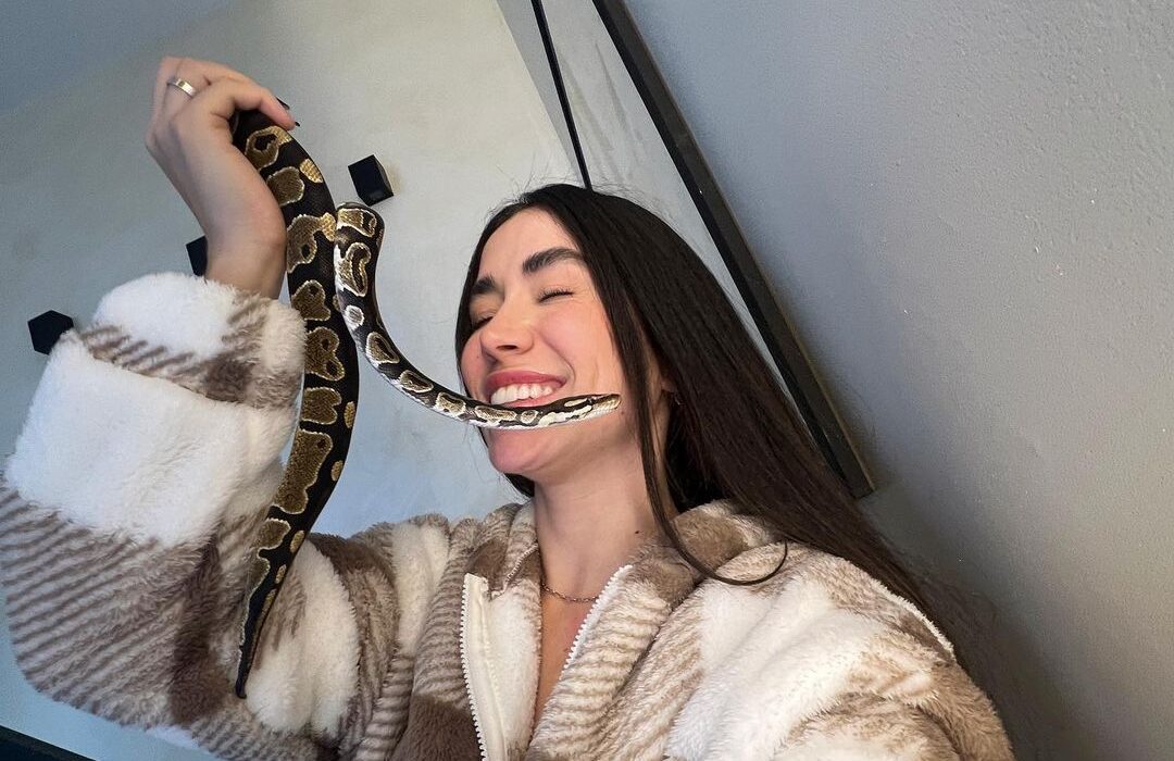 Maria Venture tem cobra de estimação e cuida de três vira-latas com deficiência Celebridades