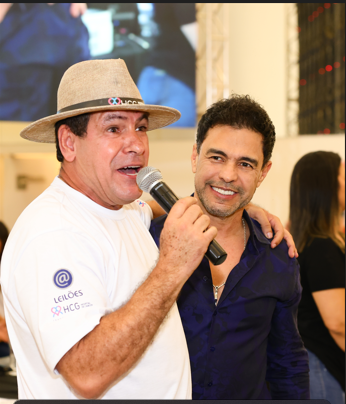 Violão autografado por Zezé Di Camargo é arrematado por R$90 mil em leilão solidário Celebridades