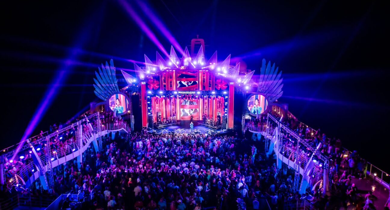 Leonardo e Ana Clara agitam última noite do navio Cheia de Manias com batucada e sofrência em alto mar Eventos