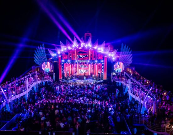 Leonardo e Ana Clara agitam última noite do navio Cheia de Manias com batucada e sofrência em alto mar Cultura