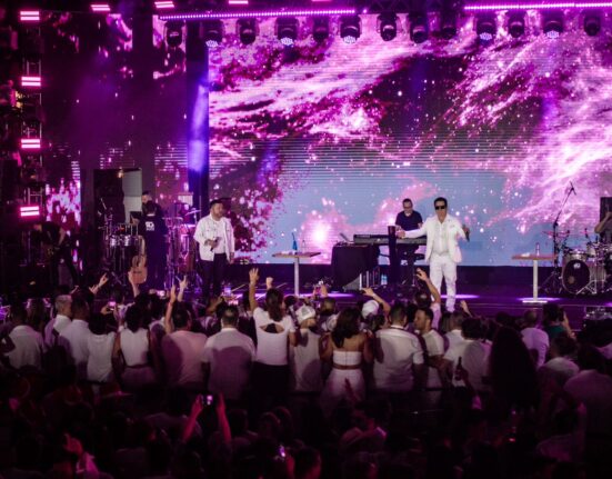 Bruno e Marrone e Diego Victor Hugo abrem a primeira noite de shows no Navio Cabaré Cultura