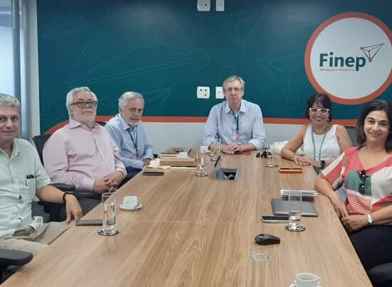 Com a direção da COPPE (UFRJ) Colunismo Social