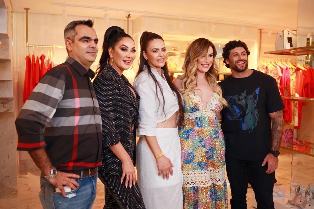Vitrine viva, presença de famosos e muito luxo marcaram a inauguração da Gi Multimarcas Moda