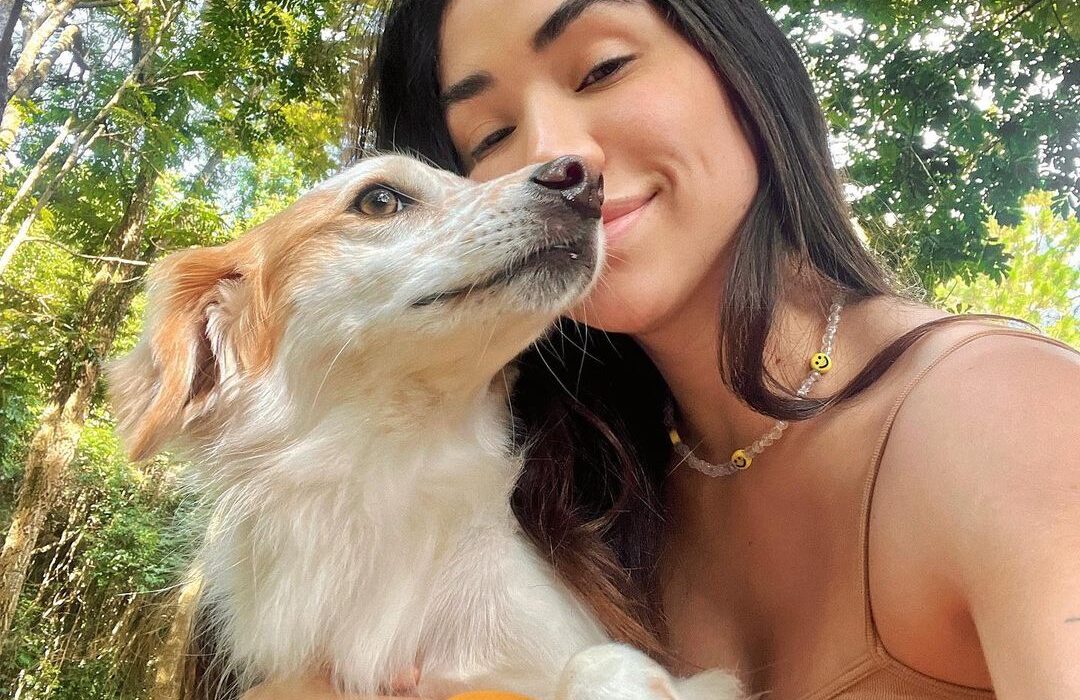 Maria Venture tem cobra de estimação e cuida de três vira-latas com deficiência Celebridades