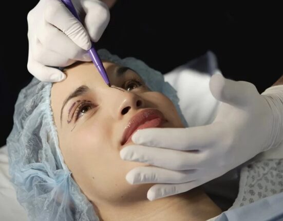 Está em dúvida sobre a possibilidade de realizar cirurgia plástica durante o verão? Descubra agora os prós e contras Beleza