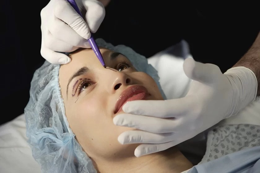 Está em dúvida sobre a possibilidade de realizar cirurgia plástica durante o verão? Descubra agora os prós e contras Beleza