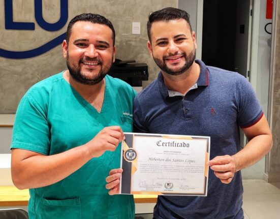 Jornalista ajuda a preparar um cadáver no primeiro reality funerário do mundo Beleza