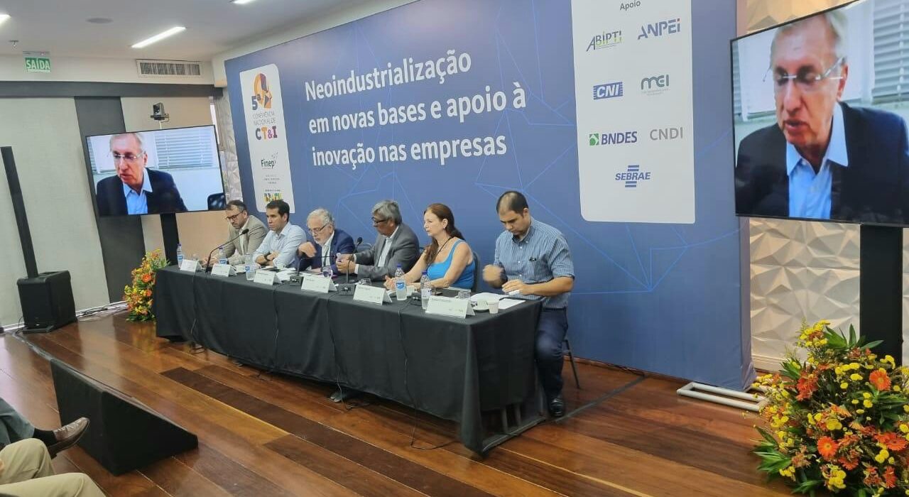 Homenagem a Samuel Guimarães nos seminários da FINEP. Colunismo Social