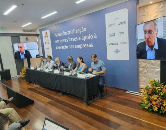 Homenagem a Samuel Guimarães nos seminários da FINEP. Colunismo Social