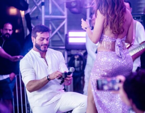 Apresentadora Carla Prata é pedida em casamento no show do Léo Santana em alto mar e ganha joia rara e luxuosa de compromisso Colunismo Social