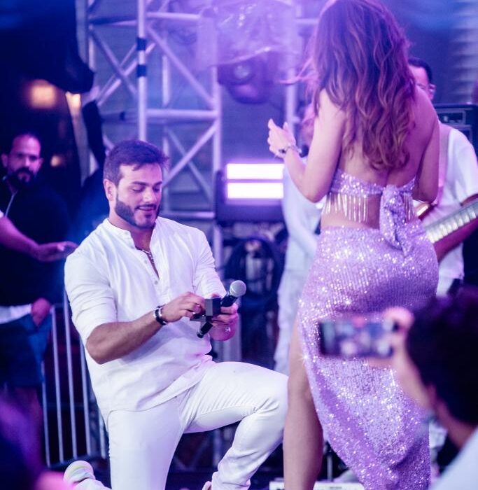 Apresentadora Carla Prata é pedida em casamento no show do Léo Santana em alto mar e ganha joia rara e luxuosa de compromisso Celebridades