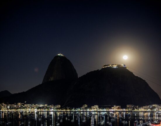 Telescópios, projeção de fotos e vista para o Pão de Açúcar: conheça o evento gratuito de apreciação da lua cheia no terraço mais bonito do Rio Gastronomia