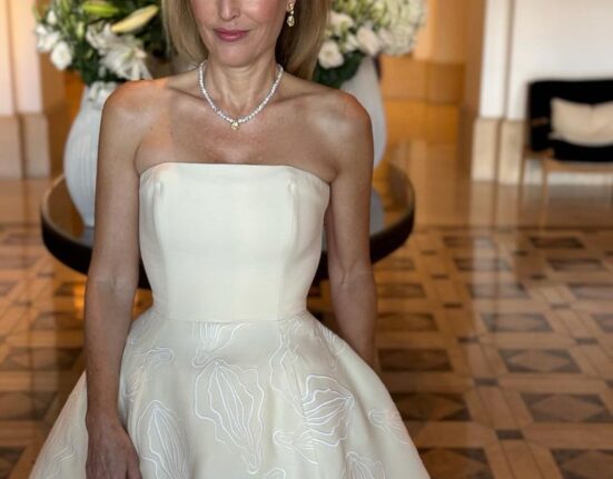 Gillian Anderson usou vestido bordado com vulvas e não vaginas no Globo de Ouro, mas qual a diferença? Eventos