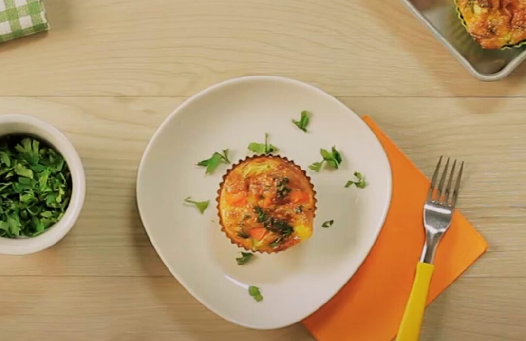 Café da manhã com omelete de forno e bowl de frutas adoçado com Mel Gastronomia