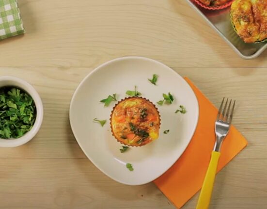 Café da manhã com omelete de forno e bowl de frutas adoçado com Mel Gastronomia