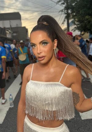 Carla Prata opta por tênis para sambar confortável durante ensaio de rua da Tucuruvi Celebridades