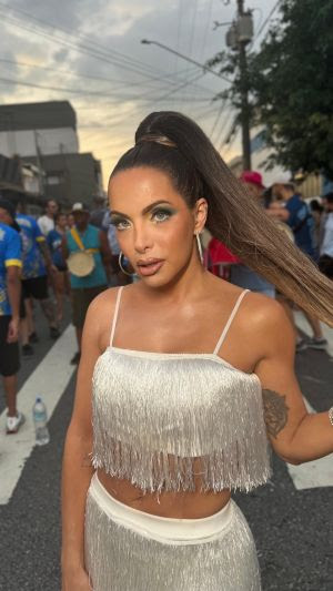 Carla Prata opta por tênis para sambar confortável durante ensaio de rua da Tucuruvi Celebridades