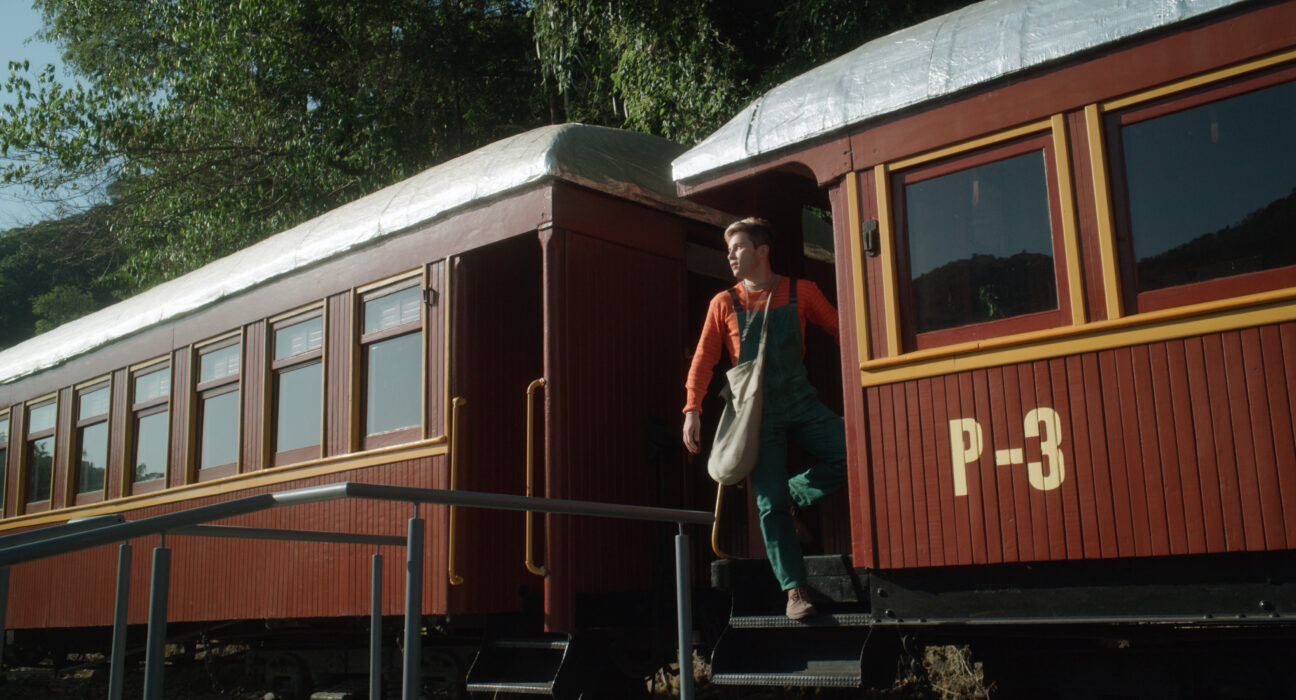 Roni, personagem de Ronaldo Souza, visita Cronópolis em cena inédita de 'Gato Galáctico e o Feitiço do Tempo' cinema
