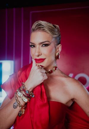 Avon assina make de Lore Improta na Noite da Aclamação Carnaval