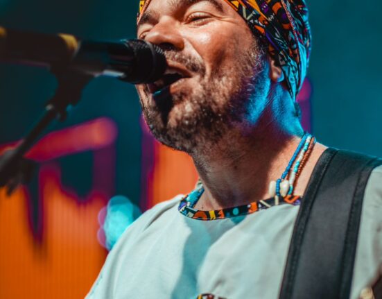 No mês do Carnaval, cantor baiano Alan Bê retorna ao palco do Jardim Urbano com muita alegria e axé Carnaval