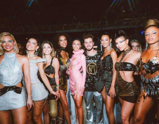 Com presença de Deborah Secco, José Loreto, Agatha Moreira e Rodrigo Simas, Camarote Nº1 agita Sapucaí em segunda noite de desfiles Carnaval
