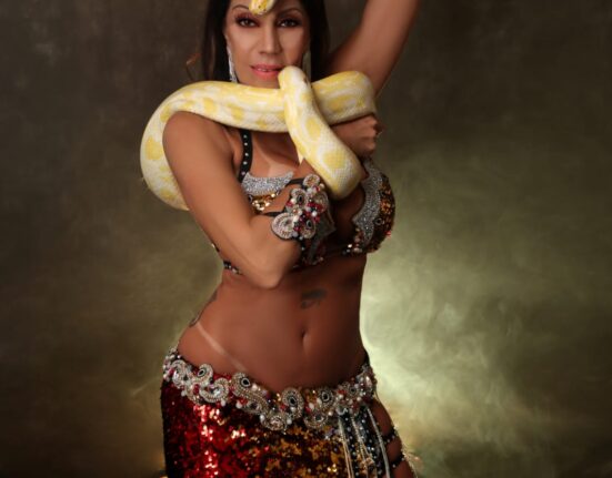 Bióloga e bailarina, Giselle Kenj dança e dorme com suas três cobras pítons Geral