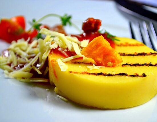 Desenvolvida pela Zini Foods, polenta já vem pronta para uso, reduzindo custos de produção, armazenamento e distribuição A Zini Foods, divisão da Zini Alimentos voltada ao segmento de food service, oferece a Polenta Lunella uma opção para atender profissionais da cozinha, bares, restaurantes, buffets e empresas que buscam praticidade, qualidade e um produto diferenciado capaz de ampliar as opções do cardápio e aumentar o lucro desses estabelecimentos. Graças ao exclusivo processo de cozimento contínuo em Turbo que submete o milho à temperatura de gelatinização pelo processo HTST permitindo a preservação dos seus princípios nutricionais, a Polenta Lunella é uma fonte saudável de carboidratos, não possui o amargor do fubá e pode ser finalizada de diversas formas: frita, grelhada, aquecida ou assada. Sem necessitar de refrigeração e disponível em embalagens de 1kg, a Polenta Lunella é uma grande aliada dos chefs, pois elimina a seleção e compra de fubá, seu controle microbiológico, a operação de cocção e limpeza dos utensílios usados no preparo do rato. Além disso, é um alimento de grande versatilidade já que pode ser servida como petisco, entrada ou acompanhamento, sendo uma opção econômica com grande potencial gastronômico. A Polenta Lunella está disponível no Mercatone Zini que fica aberto diariamente, 24h, na Rua Manoel Pinto de Carvalho, 161, no Limão (SP), pelo site www.zini.com.br e em marketplaces. Eventos