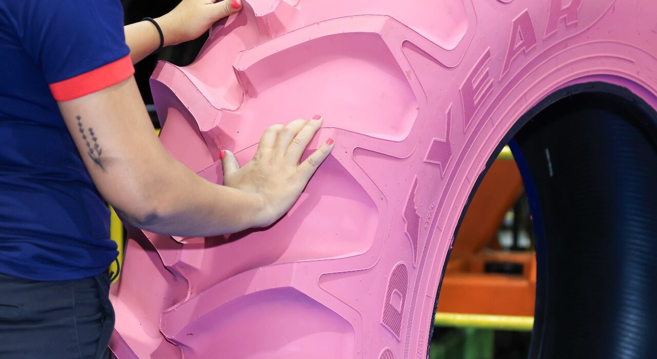 Pneu rosa marca o lançamento de movimento para valorização da mulher no campo agro