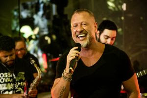 Conheça a jornada musical do cantor Zepa: da inspiração de Toni Garrido ao lançamento de 'Love Premiado' e turnê "Brasilidades" Música