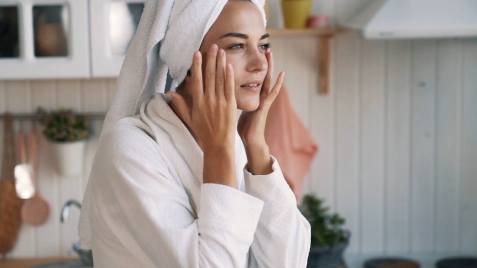 Mês da mulher: saiba como enaltecer a beleza feminina com apitoxina, produzida pelas abelhas Beleza