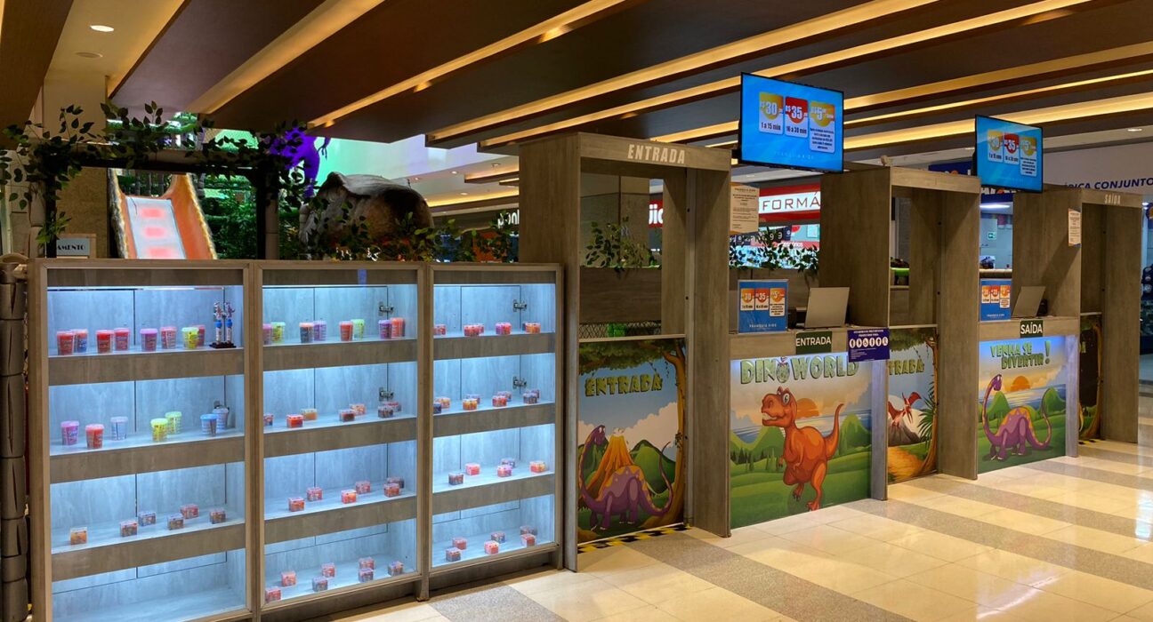 “Dino World”: brinquedos temáticos de dinossauros divertem as crianças Conjunto Nacional Eventos