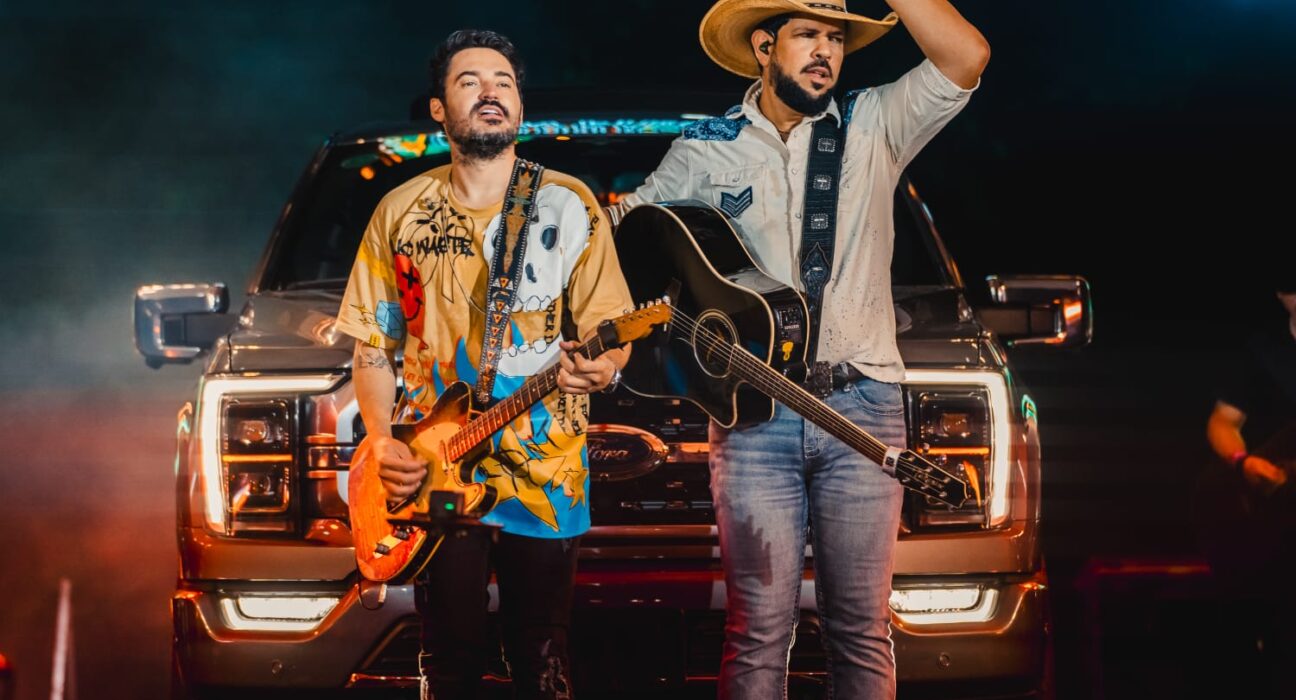 Sorocaba, da dupla com Fernando, canta em cima da maior picape do mundo, a nova Ford F-150 Música