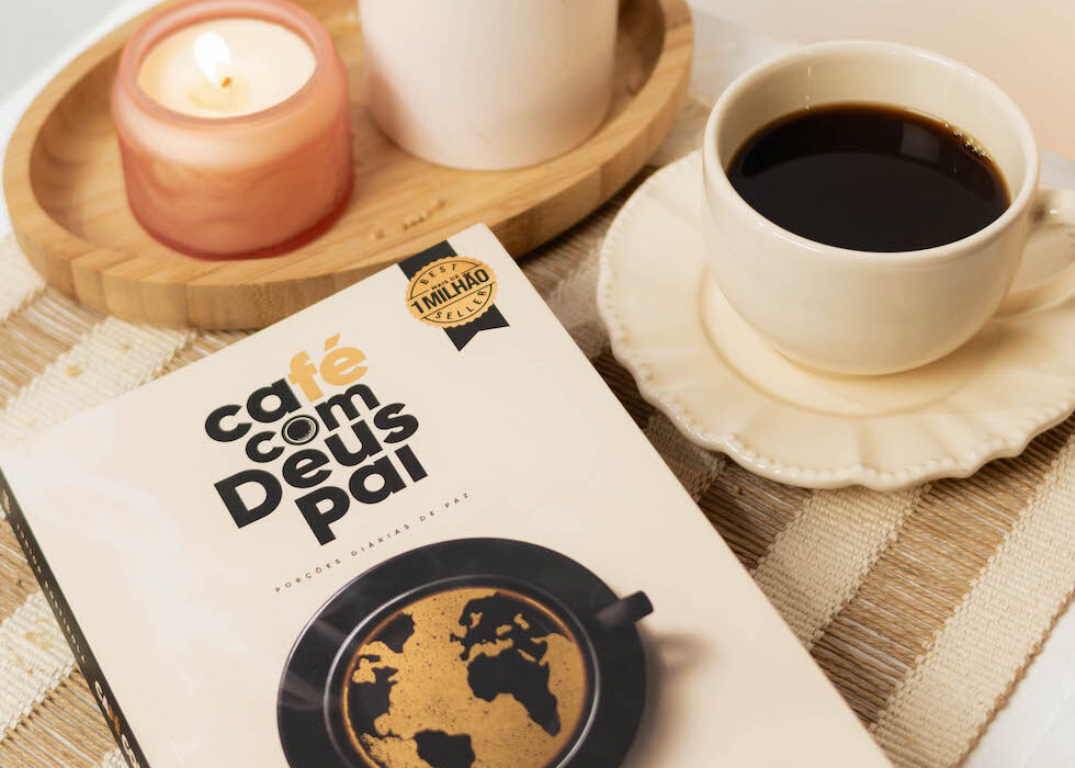 Café com Deus Pai: Conheça o autor do sucesso que movimenta as redes sociais e recupera o hábito da leitura no Brasil Cultura