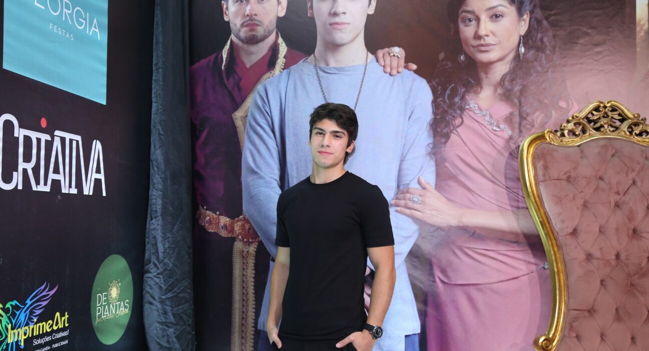 Uma noite digna da realeza! O elenco da Record TV se reuniu para assistir ao primeiro episódio da 10ª temporada da série "REIS – A Decadência cinema