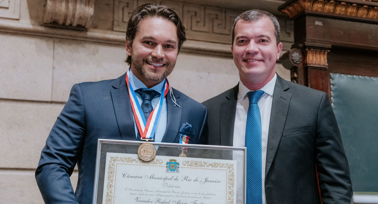 Dr. Veit recebe medalha Pedro Ernesto em noite emocionante no Palácio Política