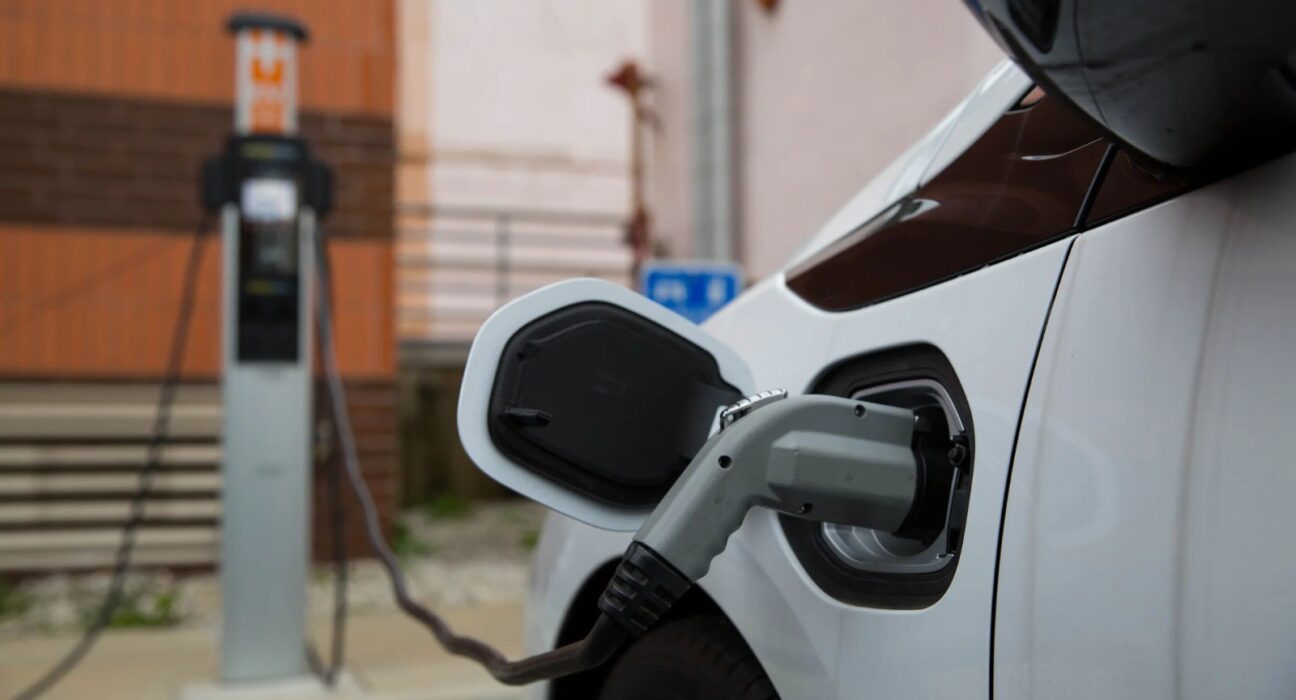 Aumento de vendas de carros elétricos destaca desafio de instalação de carregadores em garagens de condomínios Notícias