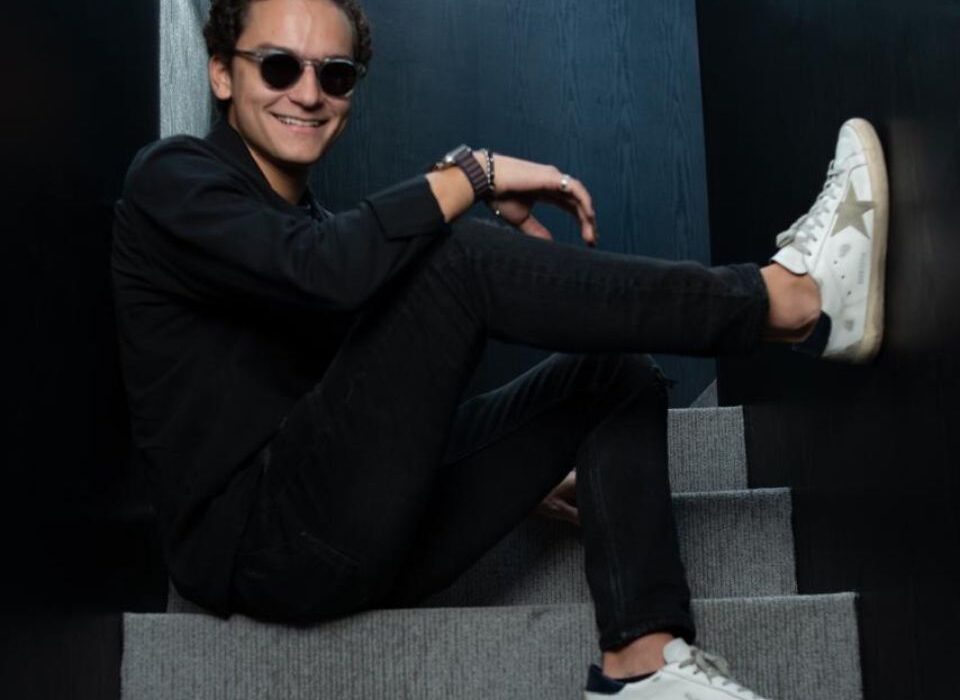 Conheça o paranaense de 21 anos que investiu na experiência do consumidor para atrair grandes marcas como a NV Colunismo Social