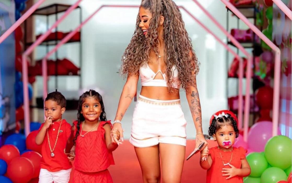 O cantor Gustavo Mioto se prontificou para fazer o transporte de toneladas de doações arrecadadas em cidades do interior de São Paulo para o Rio Grande do Sul após as enchentes que destruíram cidades do estado em maio. As escolas municipais e estaduais de Meridiano (SP) se juntaram à população e arrecadaram mais de cinco toneladas de doações, Fernandópolis (SP) arrecadou mais de vinte toneladas com empresários locais e civis e Votuporanga (SP) reuniu 130 colchões infantis, água, mantimentos e produtos de higiene pessoal que foram transportados para Esteio, no Rio Grande do Sul, por meio de um caminhão particular cedido pelo cantor sertanejo. Dezenas de voluntários se reuniram para fazer parte da ação e coletaram itens que estavam sendo necessários para a população gaúcha que perdeu suas casas e itens pessoais por conta das chuvas. A carreta cedida pelo cantor fez várias viagens devido ao grande número de doações feitas pela população. Celebridades