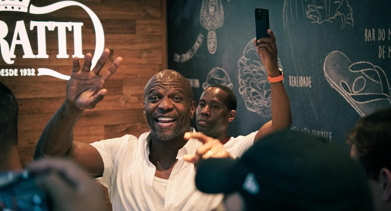 Ator Terry Crews, de "Todo mundo odeia o Chris", visita o Mercadão de São Paulo Celebridades