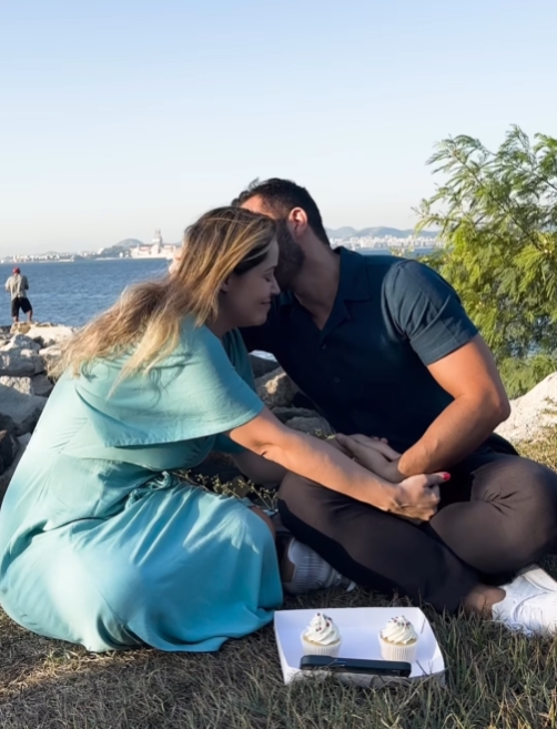 Influenciadora que perdeu 4 bebês faz chá revelação da quinta gravidez comendo cupcakes Geral