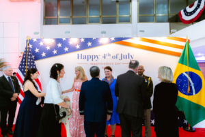 Embaixadora dos Estados Unidos comemora 248º de Independência Geral