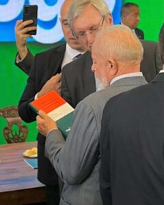 Lula recebeu o livro "A FINEP e a Neoindustrialização" Rio de janeiro