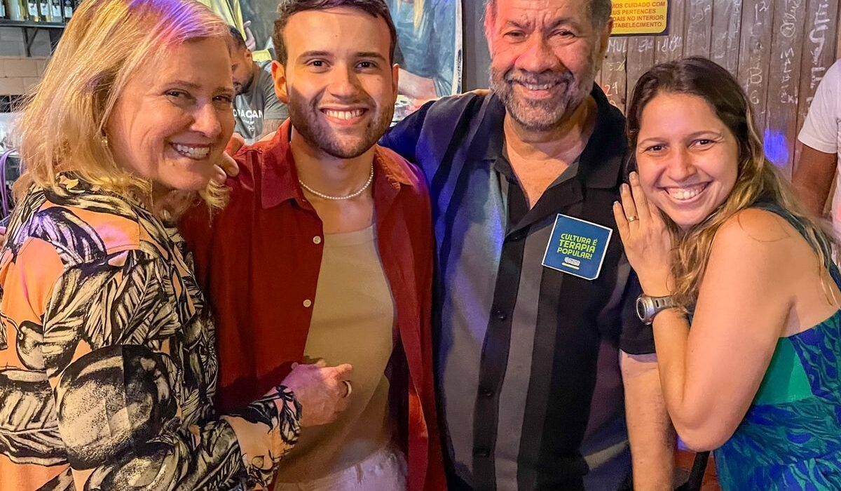 Aniversário de Leo Lupi reúne amigos de todas as turmas Rio de janeiro