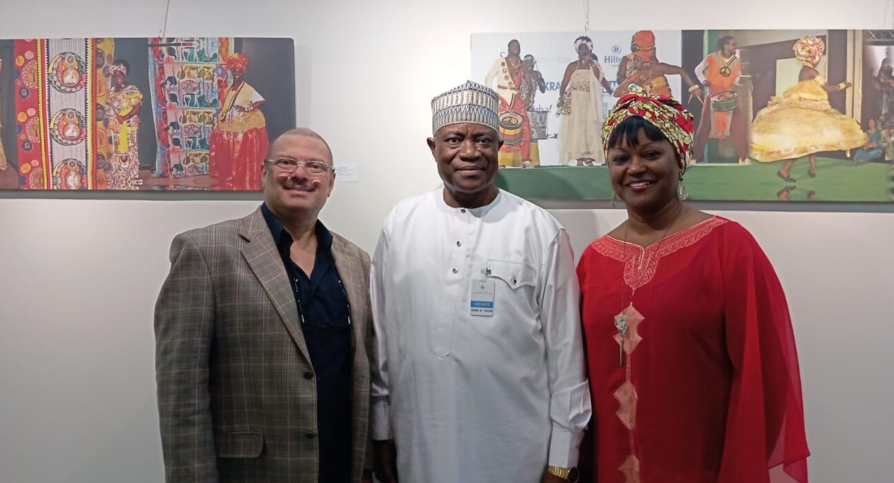 Paulo Melo realiza visita guiada à Exposição Diversidade no TRF1 Artes